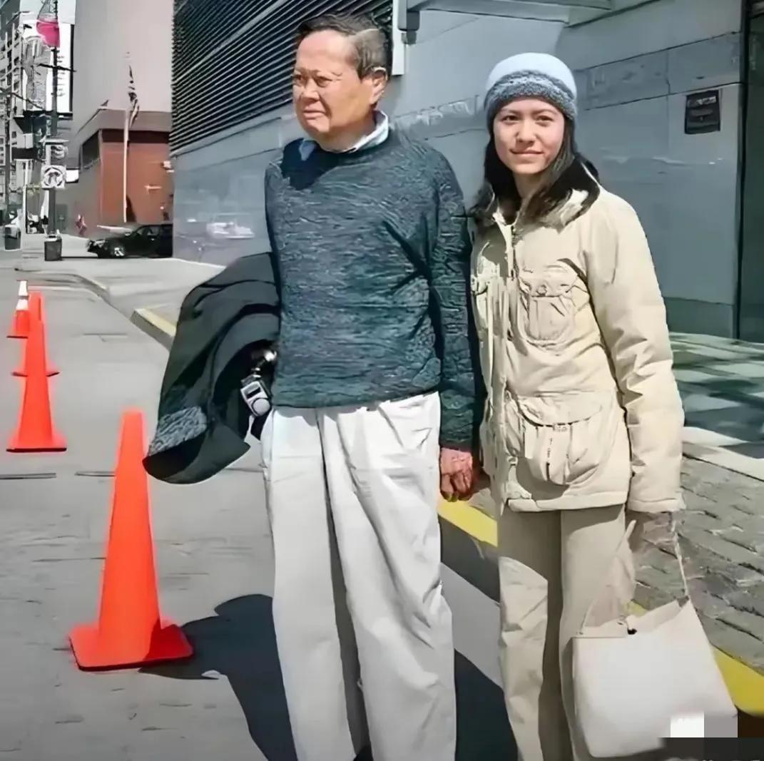 大家觉得她到底值不值呢？

瞧，青丝如瀑的翁帆已熬成了妥妥的中年大妈，让人不可思