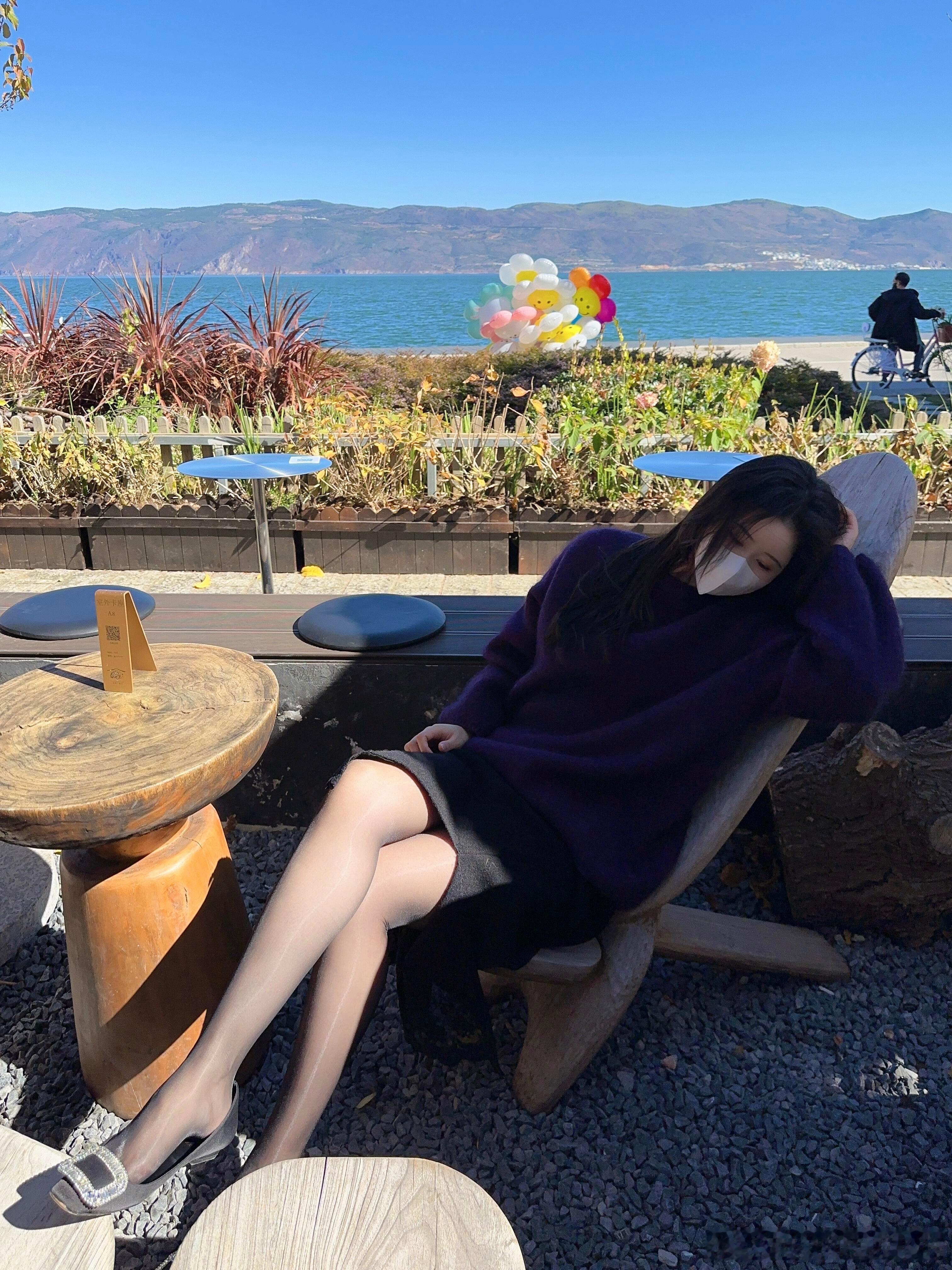 黑丝+足弓，完美的构图！足弓本来就有曲线感，丝袜又让足弓看起来格外地丝滑~ 