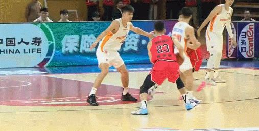 新老状元正面刚！陈国豪突破上篮，被杨曦皓无情钉板大帽扇飞龙狮男篮vs福建男篮