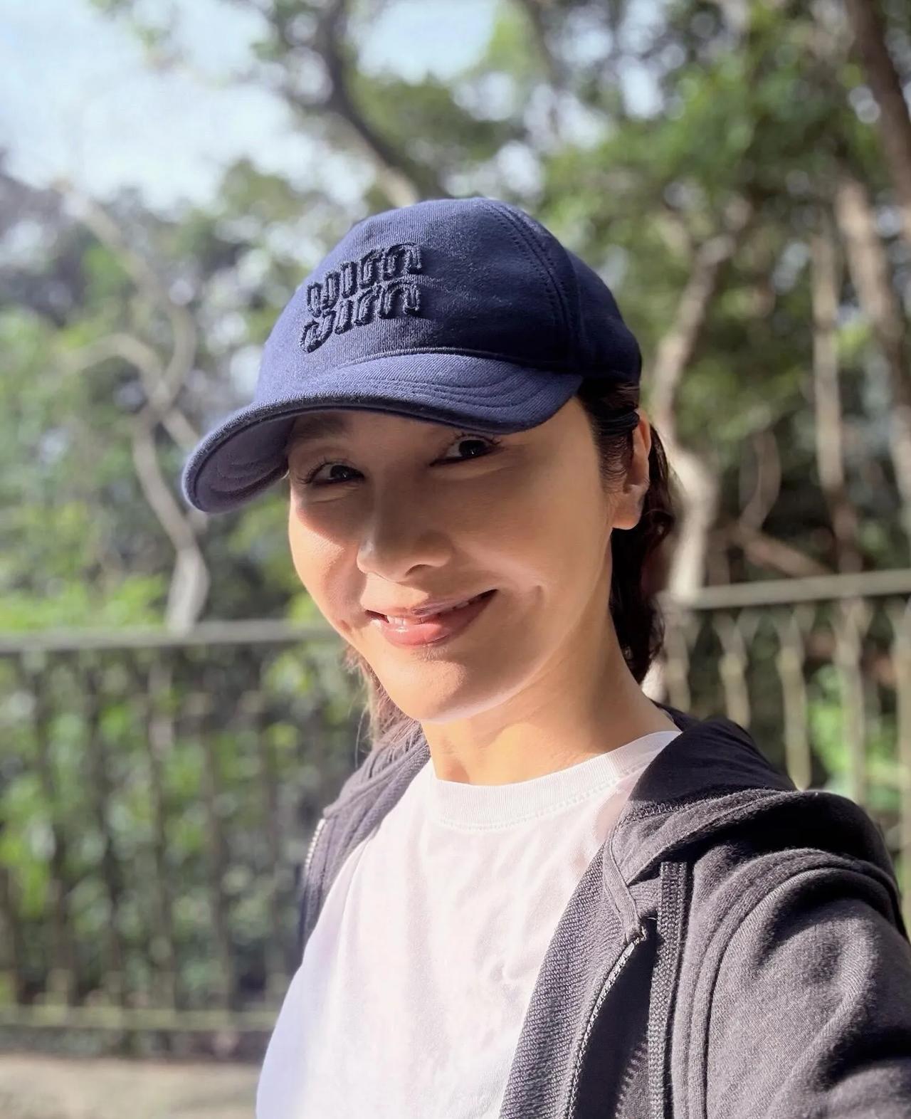 黎姿才是冻龄女神天花板！
简单运动穿搭，50+状态比年轻人还能打！
登山随拍笑容