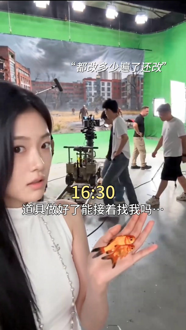 十八线AI演员跑龙套一日vlogAI演员在娱乐圈已经卷到AI上岗跑龙套了，还准时