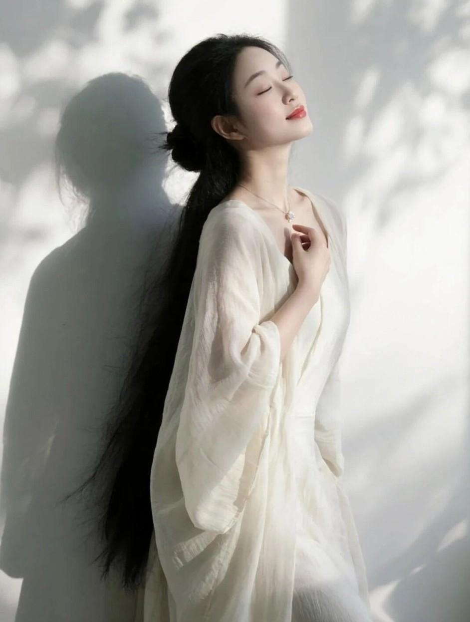 柔情东风抚青丝，日照影落白衣间。晒图笔记大赛 美人照怎么拍才好看 惊艳了时光的古