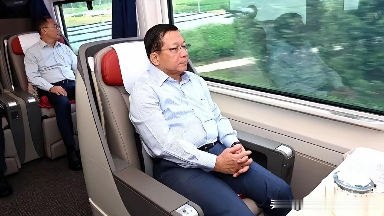 缅甸总统敏昂莱此次是他就任总统后首次来华访问，前两日在北京完成高层会谈，17日上