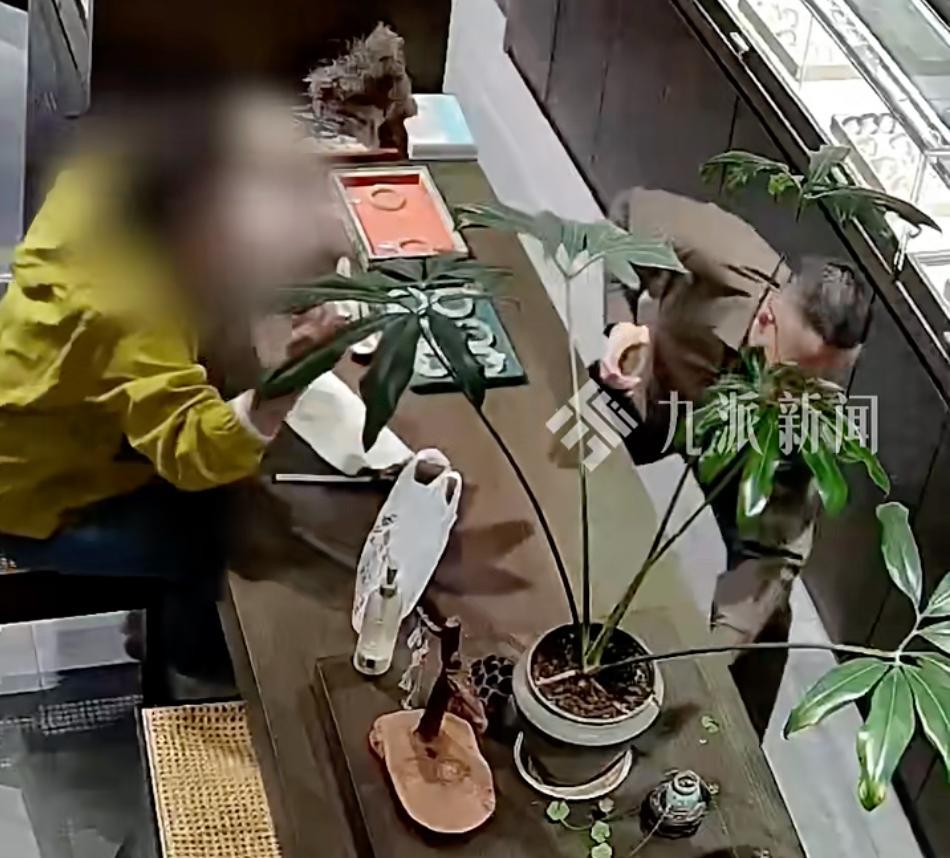 郑州一顾客失手甩飞和田玉手镯，被老板一把接住，当事人：手镯标价4400元，反应过