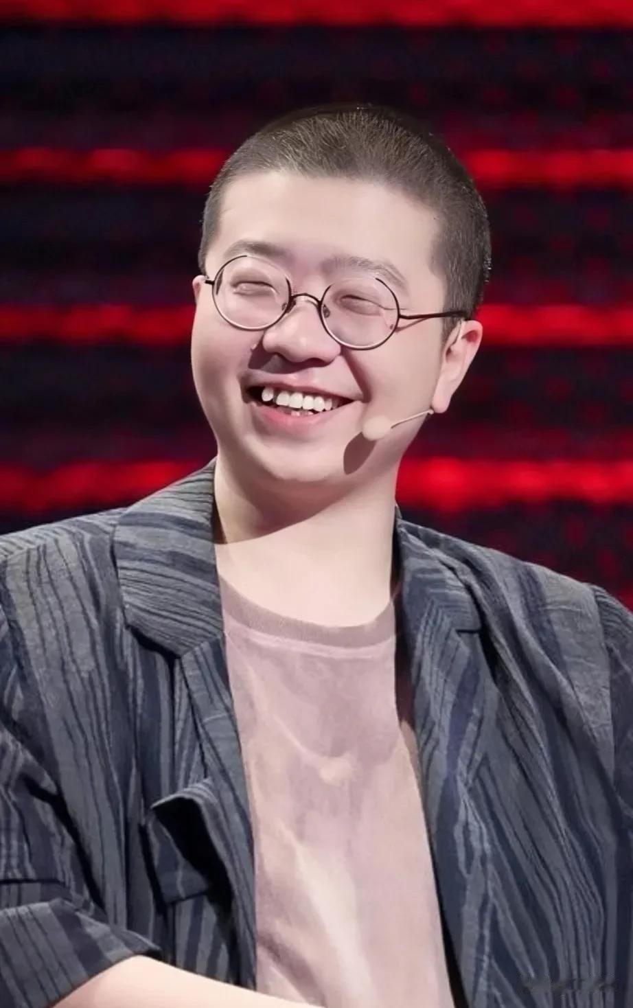 许知远问李诞:你在报业干过，为什么后来不干了？李诞说:我以前是个热血青年，整天追