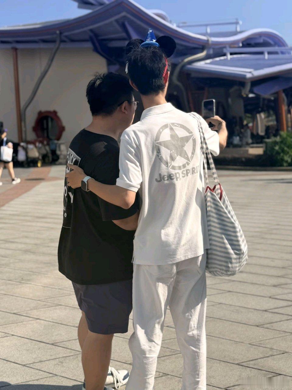 修狗投稿 【tg】有人在香港迪士尼偶遇轩染了，不过这天气要把我们武将热红温了吧k