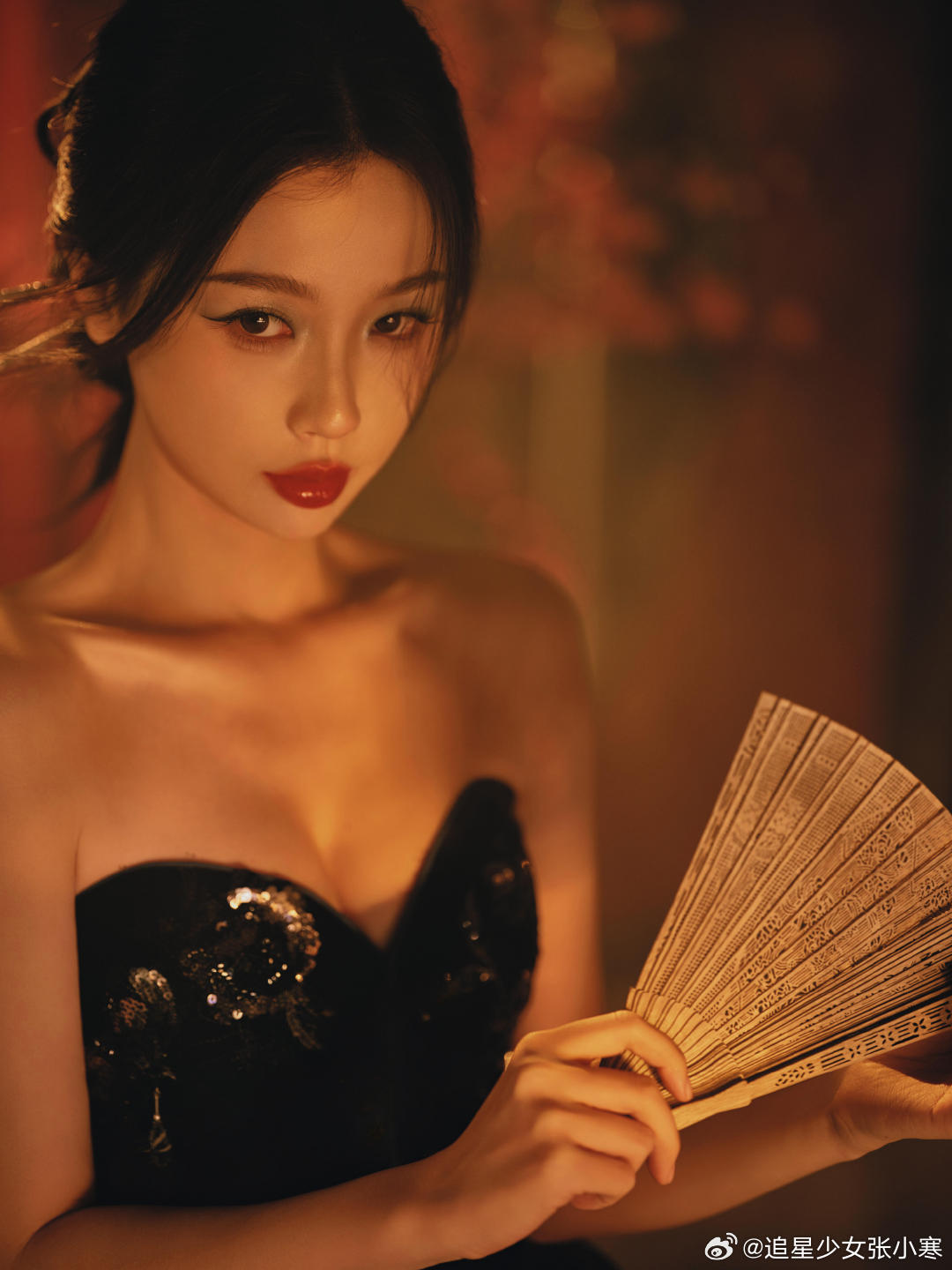 虞书欣黑丝绒抹胸裙虞书欣今日活动第二套造型，美得不知天地为何物了。虞书欣黑色银钻