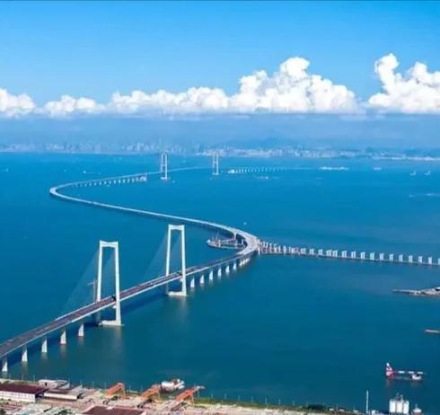 深港马拉松刷屏了！
选手跑过深圳湾大桥的场面太震撼
今天全运会最火的必须是这个跨