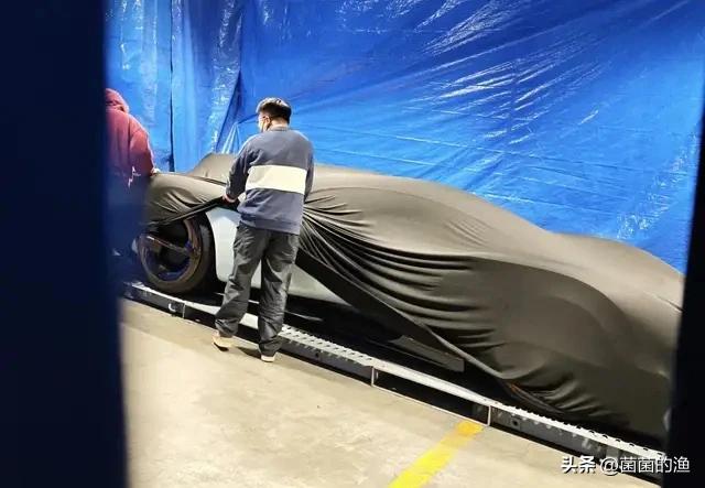 “年轻人的第一台超跑真的要来了？小米这波操作，雷总怕不是要‘飘’了！”兄弟们，这