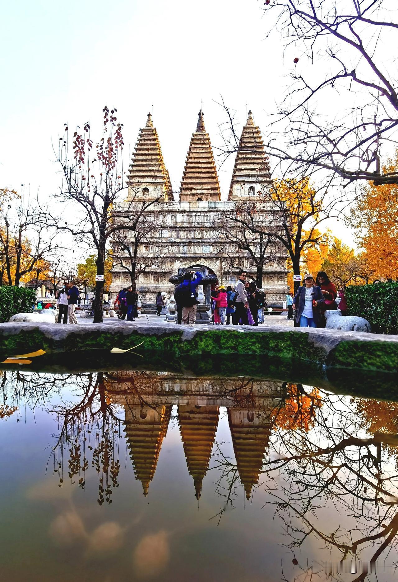 金秋五塔寺
        五塔寺，原名真觉寺，是北京的一个古刹，建于永乐初年，