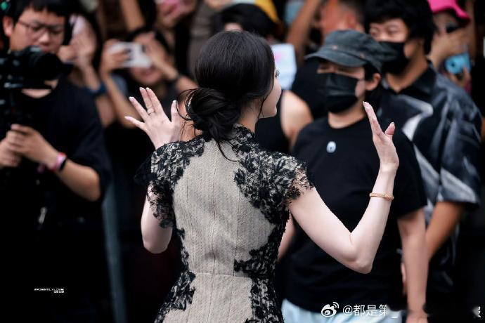 迪丽热巴无袖蕾丝短裙 迪丽热巴无袖蕾丝短裙造型太绝！裙摆灵动蕾丝精致，举手投足间