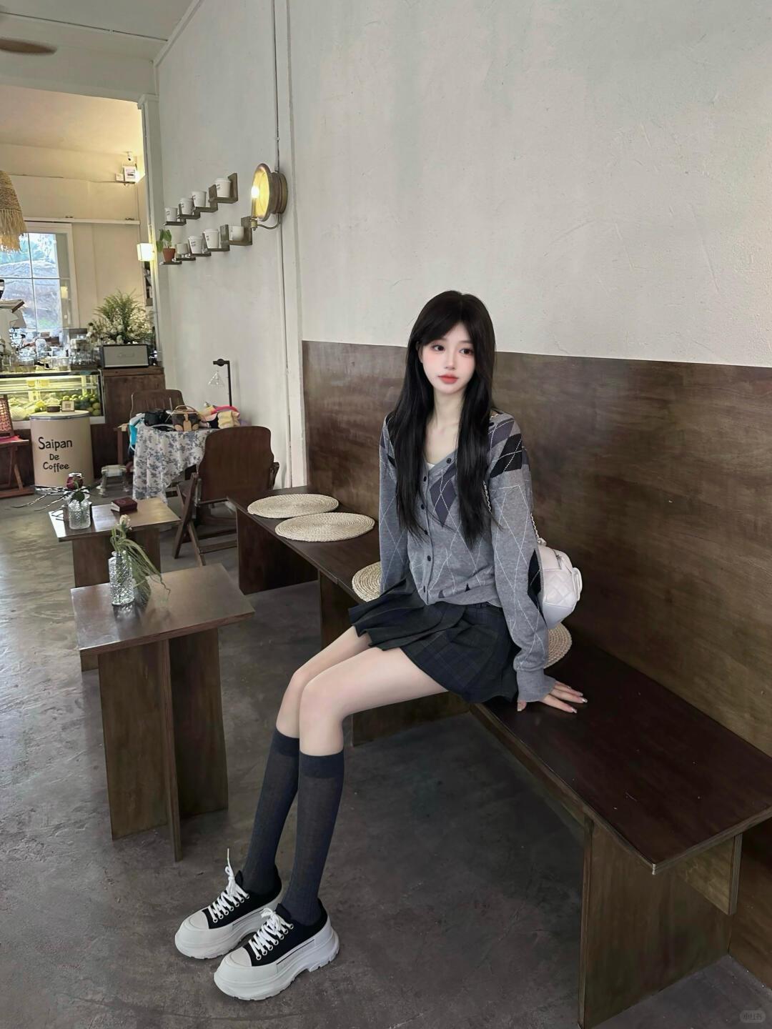 毛衫搭配百褶裙，穿搭清新自然，享受悠闲时光。穿搭 百褶裙穿搭 洋气百褶裙穿搭 毛