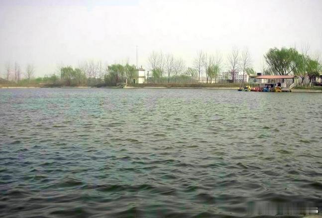 【渭水园】渭水园环境优美，建筑风格多样化、设计高雅，中式庭院、西式别墅区林立，2