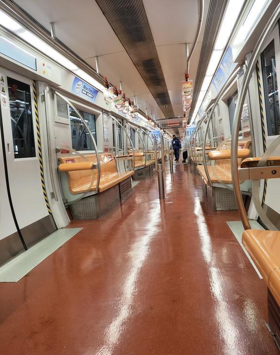 北京地铁干净的能照镜子
北京地铁干净的能照镜子地铁第一视角 地铁里的人间万象