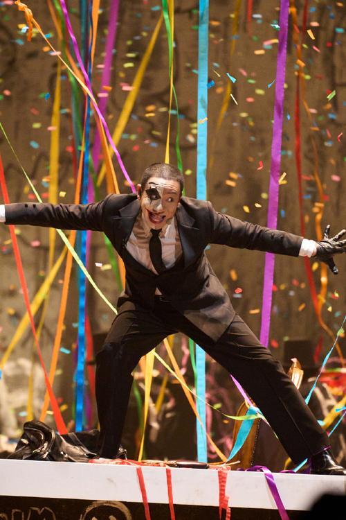 二手玫瑰主唱梁龙亮相中国国际时装周，化身眼角挂红黑泪滴的悲伤小丑，穿制服配花裙，