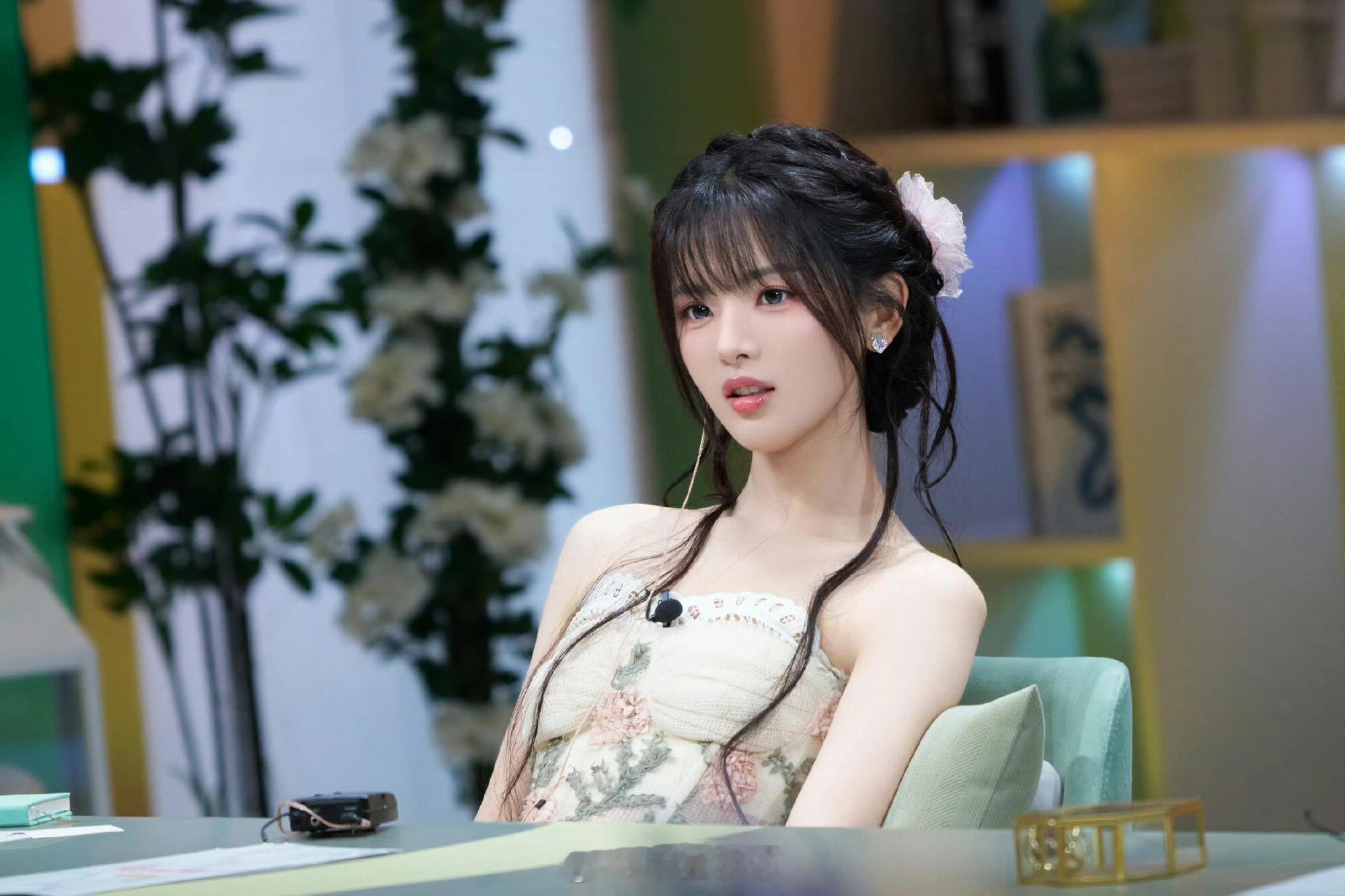 这期是甜妹，我先甜了🥰杨超越 . 肩颈线条干净柔和，繁花缀裙，少女感满满。 