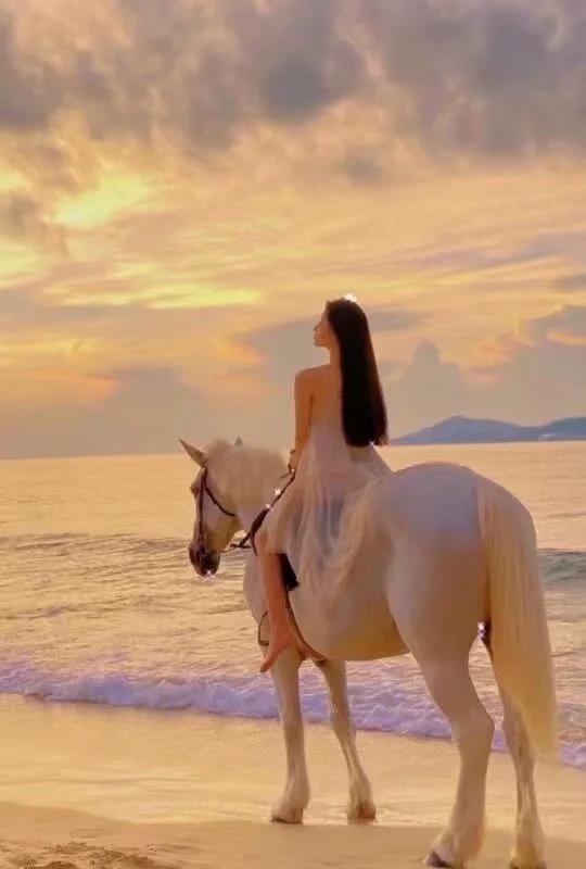 来这人世间走一遭， 虽然有各自的追求和理想， 但是也不能忘了偶尔停下来， 享受生