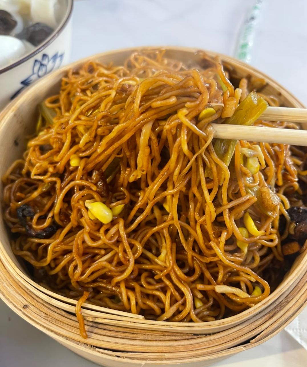 很奇怪，在东北，能吃到广东的炒米粉，云南的米线，兰州的拉面，安徽的板面，重庆的小
