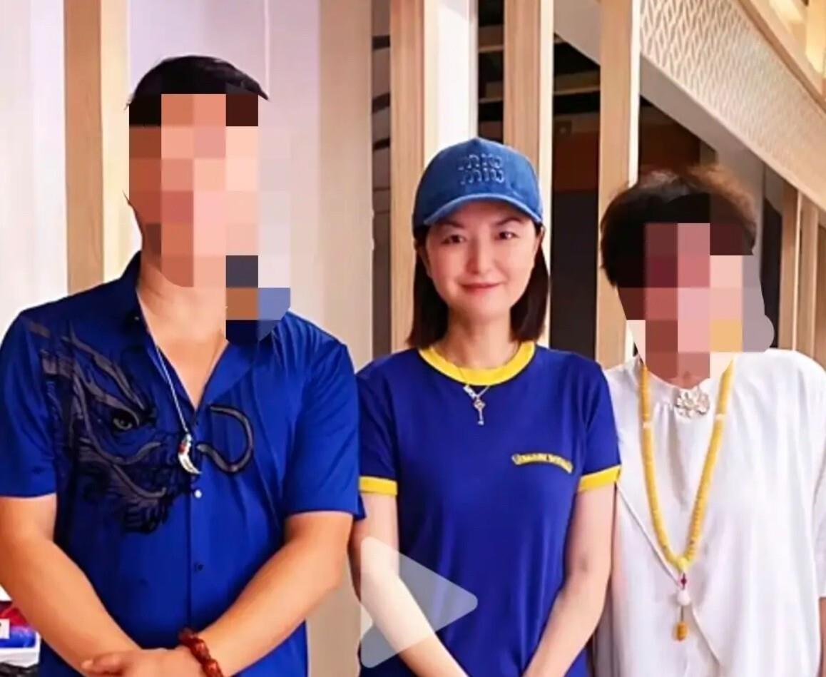“陈蓉面相改变不少，不知不觉间流露一股‘凶相’。”
这话听着有点玄乎，但你要是真