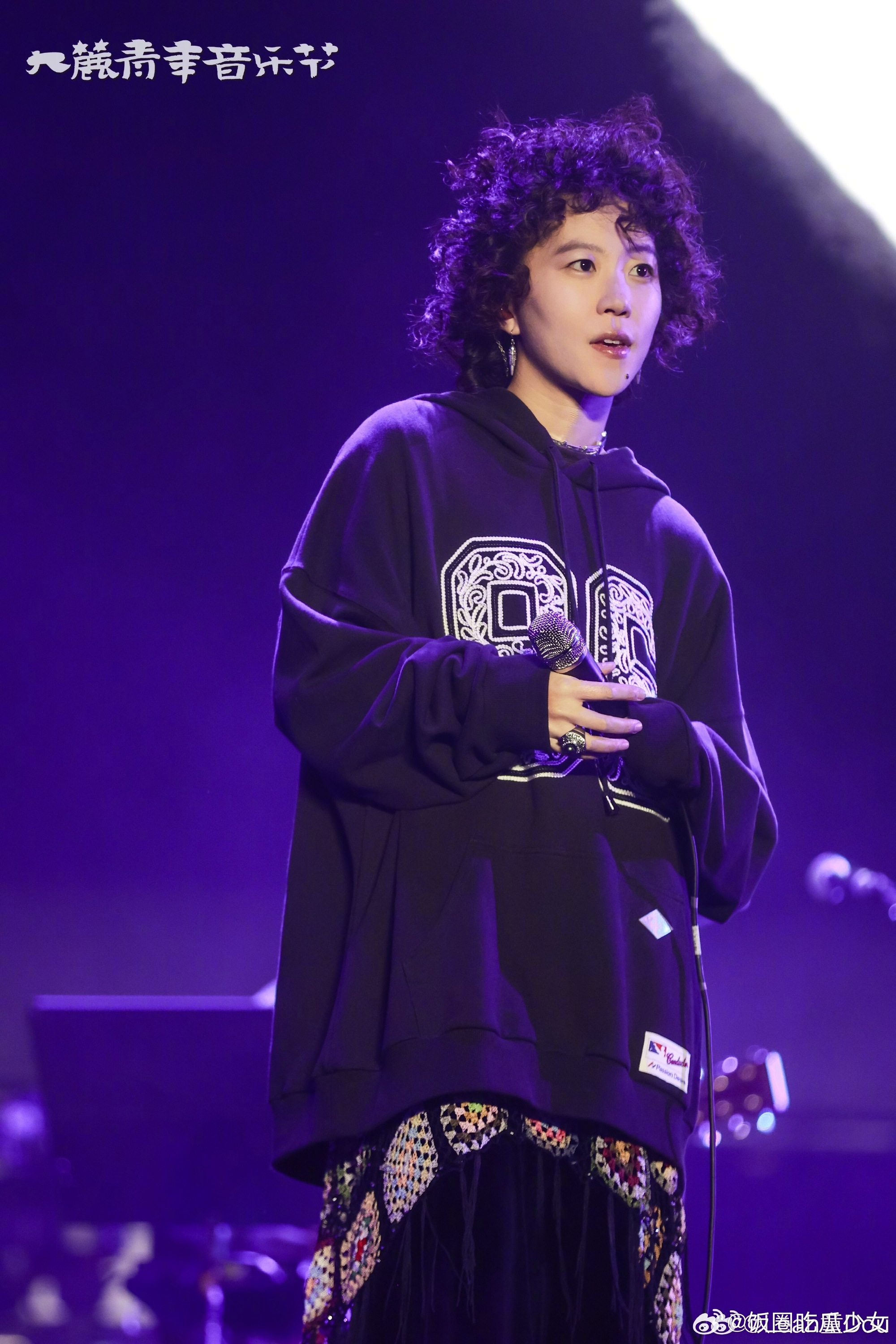 自由散漫的曲风搭配独特声线，窦靖童的舞台萦绕着淡淡的野花味道，治愈感十足歌手直播