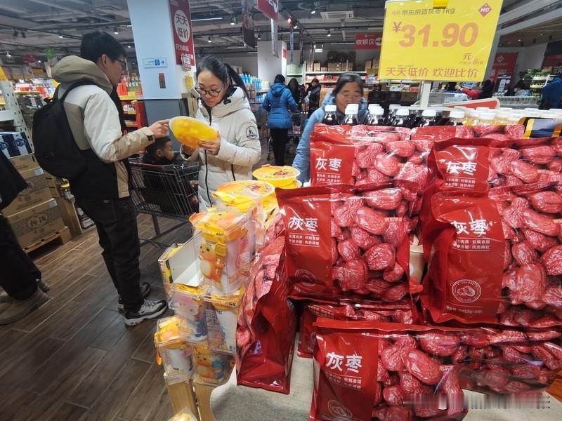 华冠超市，网友常去的一家超市。它商品种类超丰富，食品区有各地特色零食，每次去都能