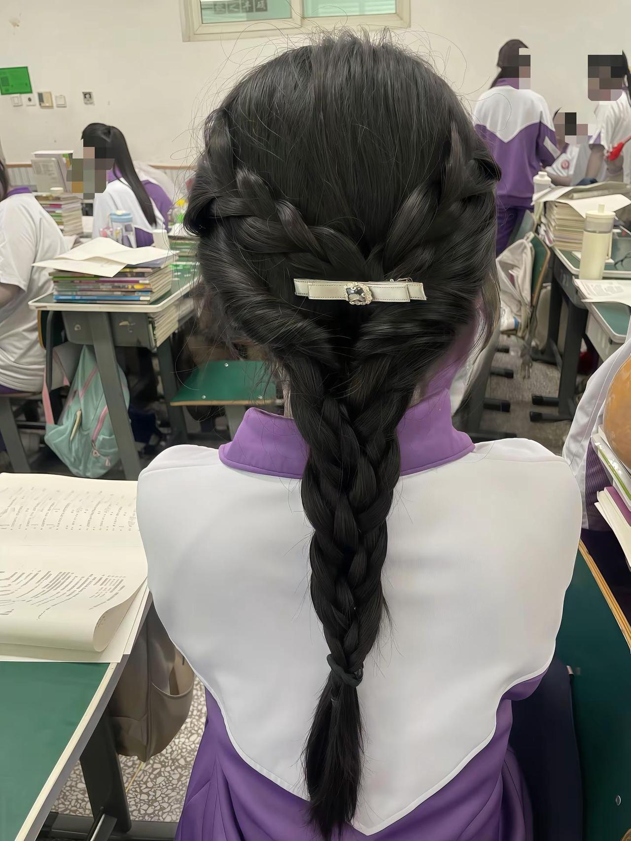 当你在学校有个会编头发的朋友。发型模特@惟知意 校园编发 显发量编发 上学发型