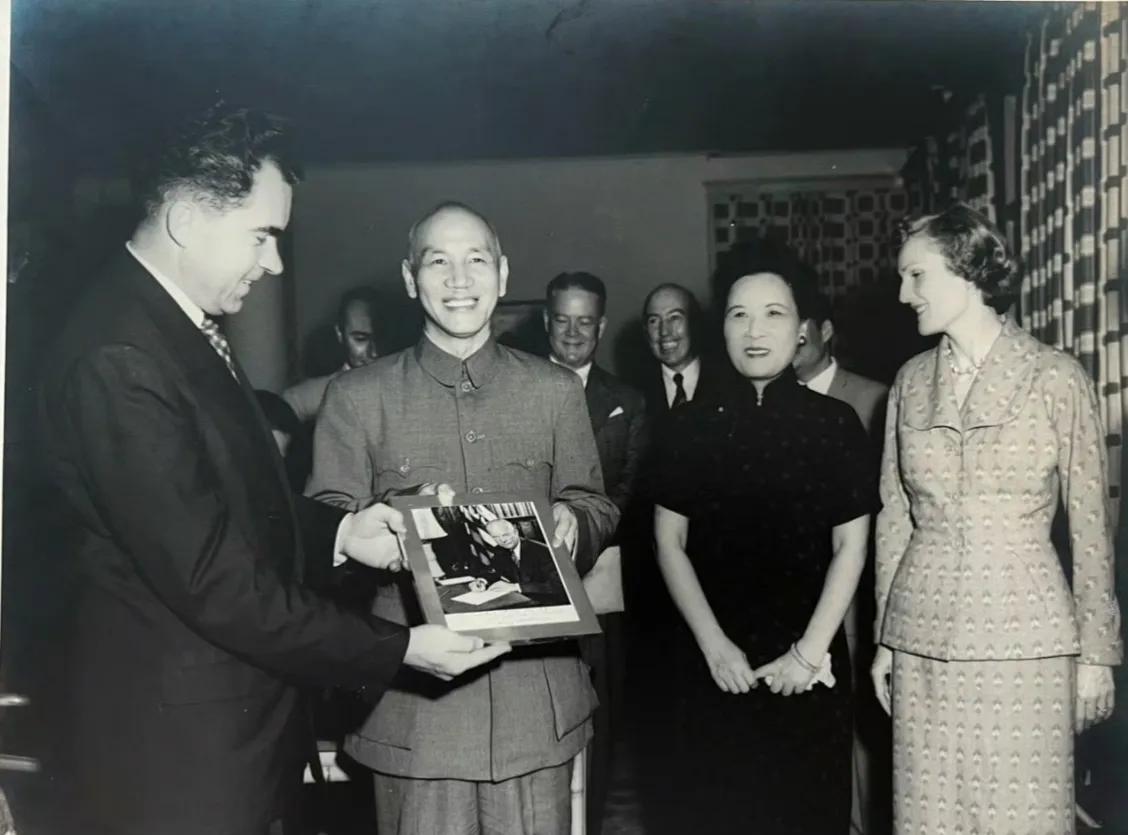 六十年代初，尼克松夫妇在台湾省和老蒋夫妇的几张照片，网上关于这段历史记录非常少。