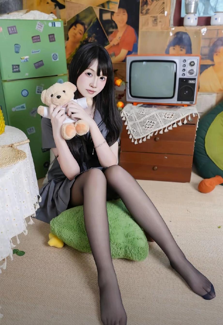 爱到尽头皆是空
真心付出一场梦
人心易变情难守
深情总被无情弄
掏心掏肺无人懂