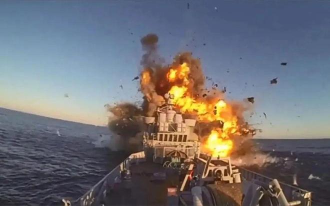 伊媒称一艘油轮在霍尔木兹海峡触雷爆炸
7月26日，霍尔木兹海峡一声闷响。一艘偏离