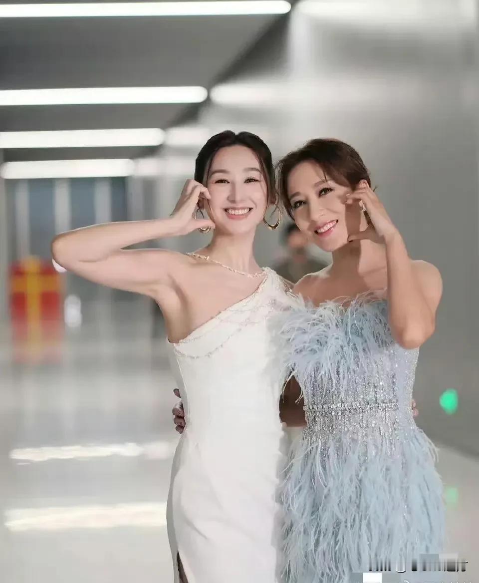 杨怡，高海宁比心合照，不用说，她们的颜值和身材绝对是一流的！#高海宁#