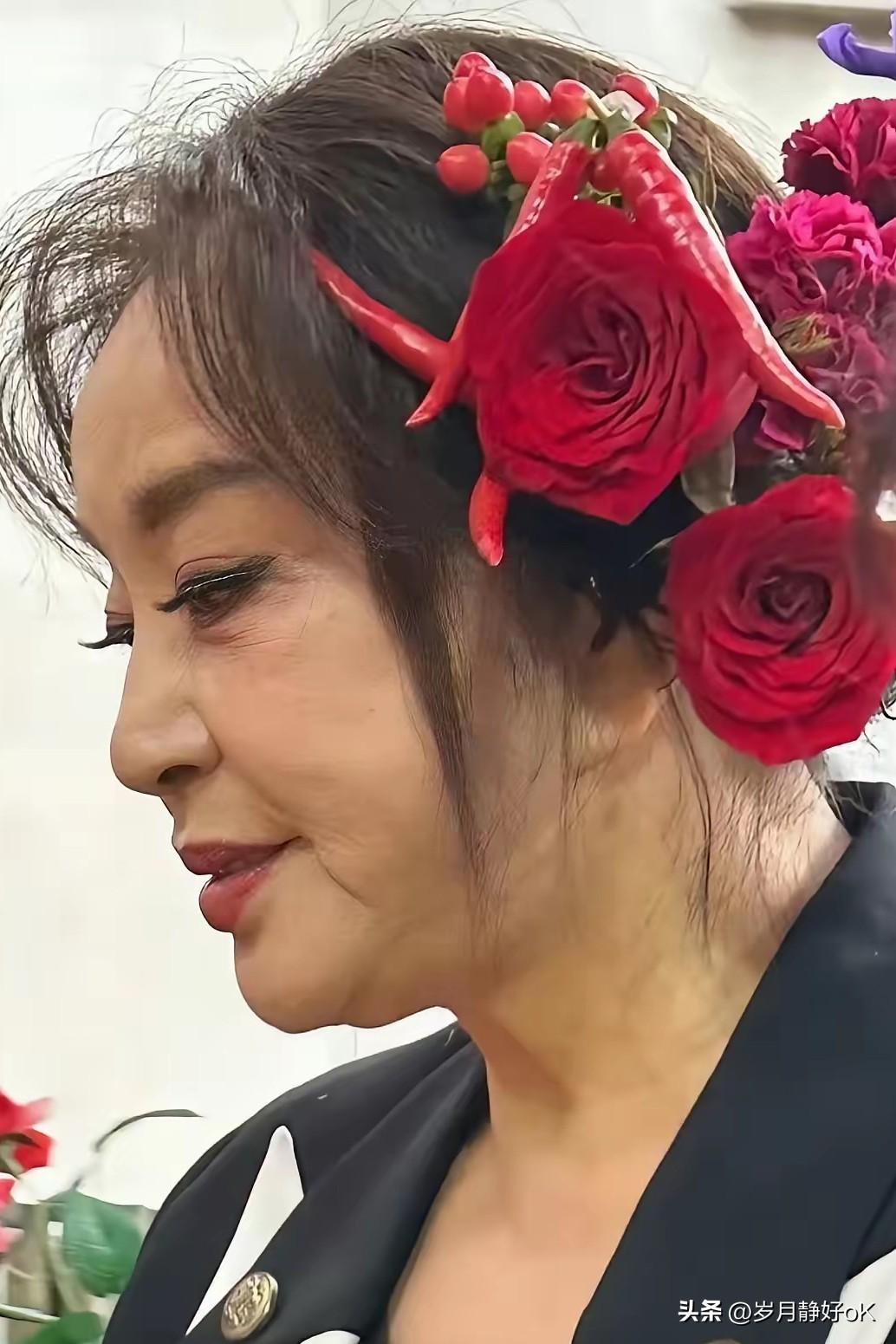 75岁的刘晓庆还活跃在娱乐圈，有人说她不带假发跟大妈没两样，看她的手也是老年人状