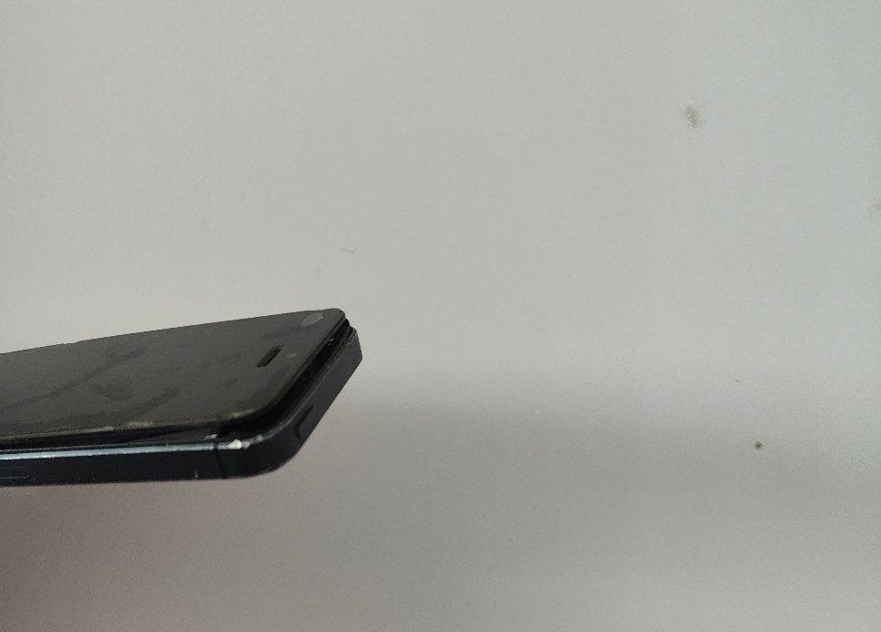 长期不居住的房屋里的苹果手机📱会出现啥情况？这是爆了吗？为啥爆了啊？[泣不成声