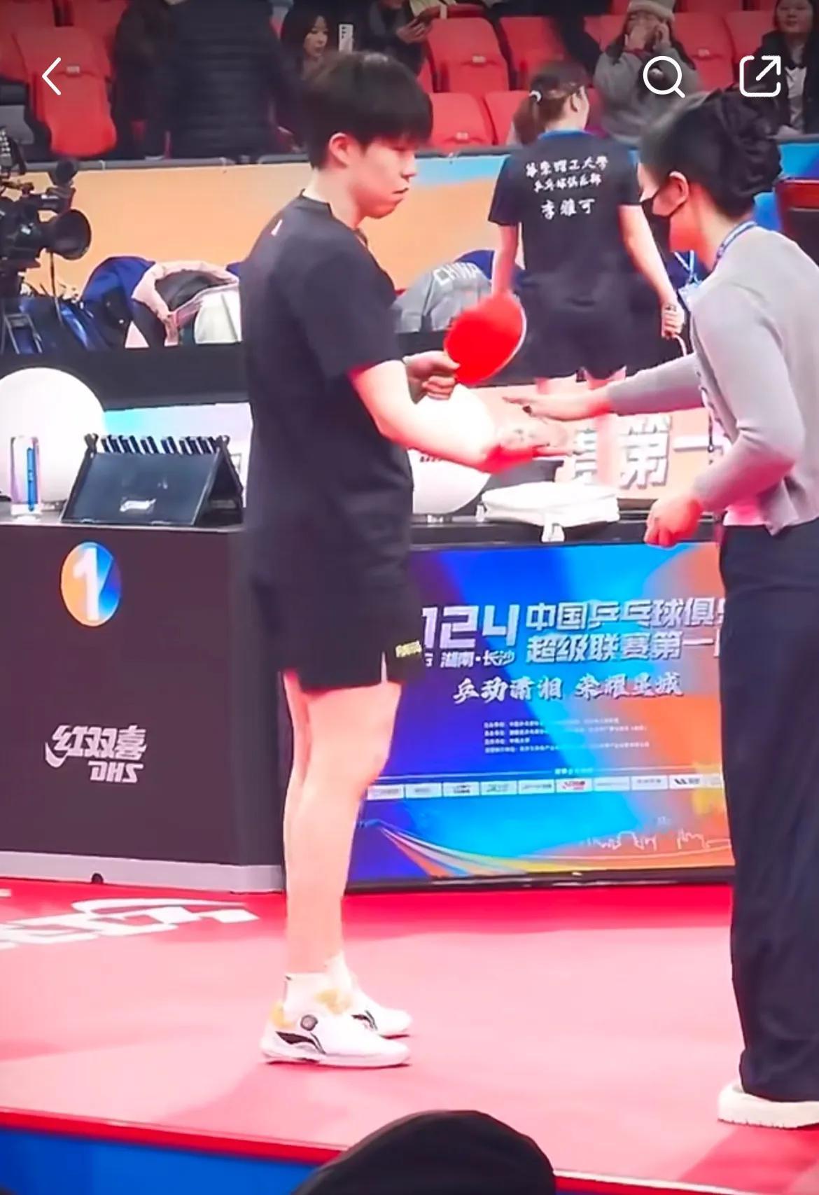 大头男德典范啊……

别人的女的给球VS莎莎给球

其他人给球，大头恨不得把手背