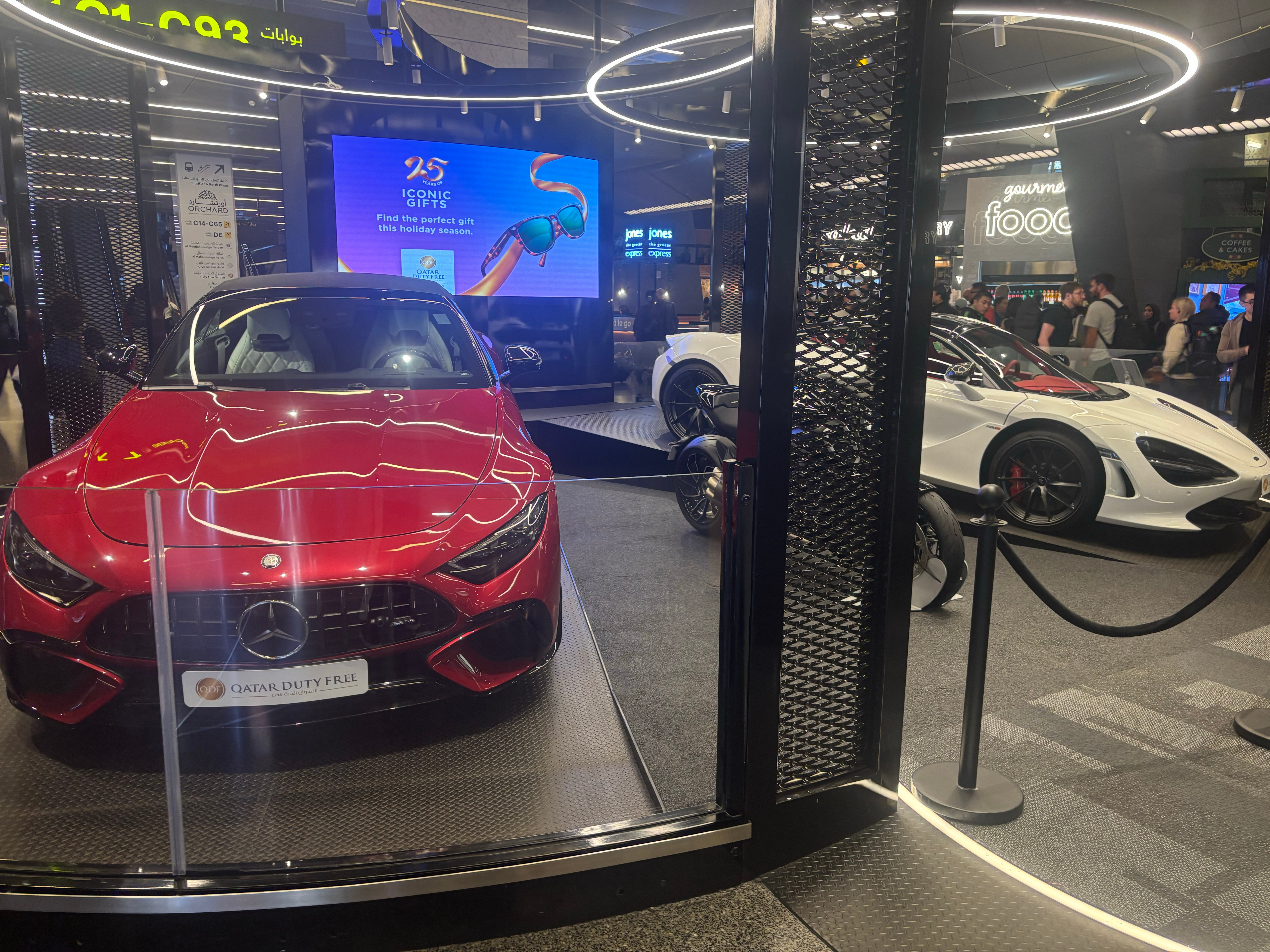 多哈的豪车挺多的，有奥迪R8，还有迈凯伦，我们在停车场看到很多豪车，多哈百分之八