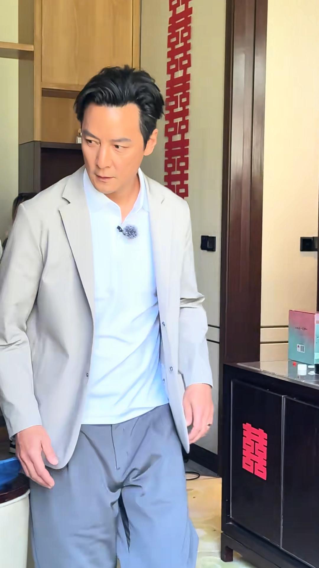 吴彦祖送外卖，偶遇网友婚礼，一起帮忙找婚鞋。
最近，吴彦祖参加综艺节目体验送外卖