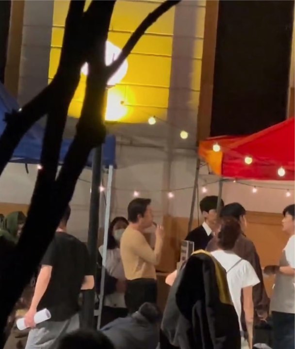 娱乐[超话]包贝尔对着白宇吐烟路透包贝尔对着白宇吐烟路透视频被审判了 ​​​