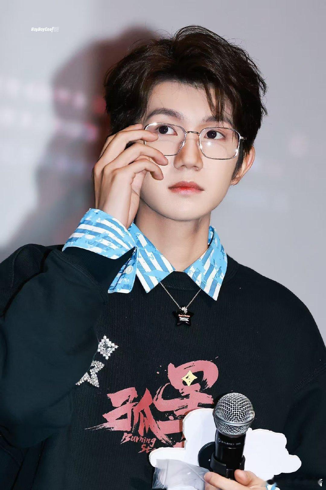 王源金丝眼镜三连拍拍红温了  王源金丝眼镜造型亮相《孤星计划》线下路演，三连拍花