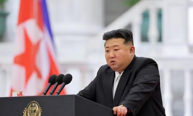 当全世界都盯着中东战火、中美博弈的时候，一个被联合国制裁了十几年的国家，悄悄交出