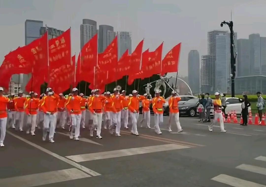 该不该管暴走团？

这样的活动不知道什么时候开始的

老年们有活动可以理解

可