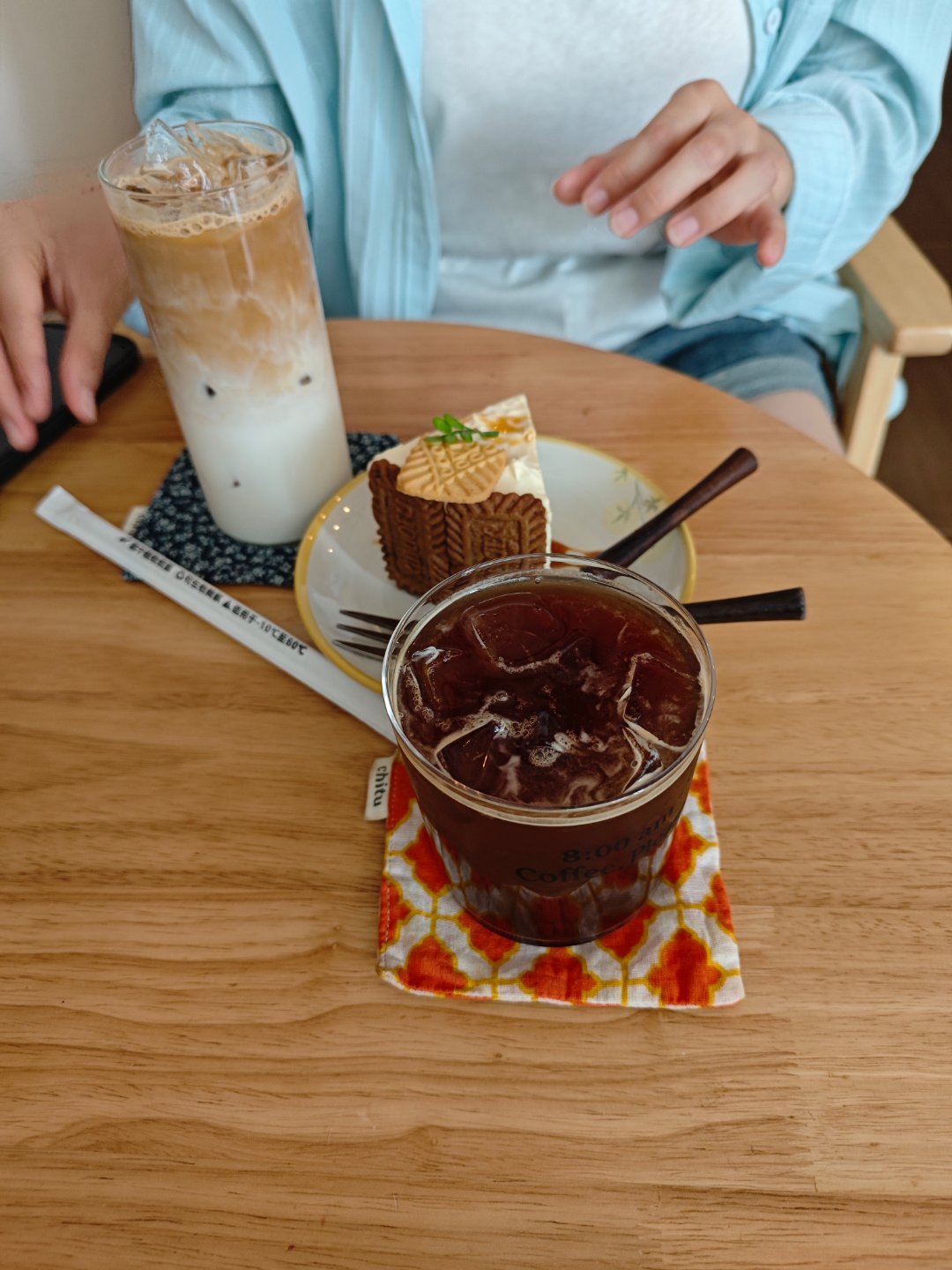 偶遇了个甜品店，店主小姐姐是北京来的，父母退休来银滩养老，她夏天就来陪着父母。店