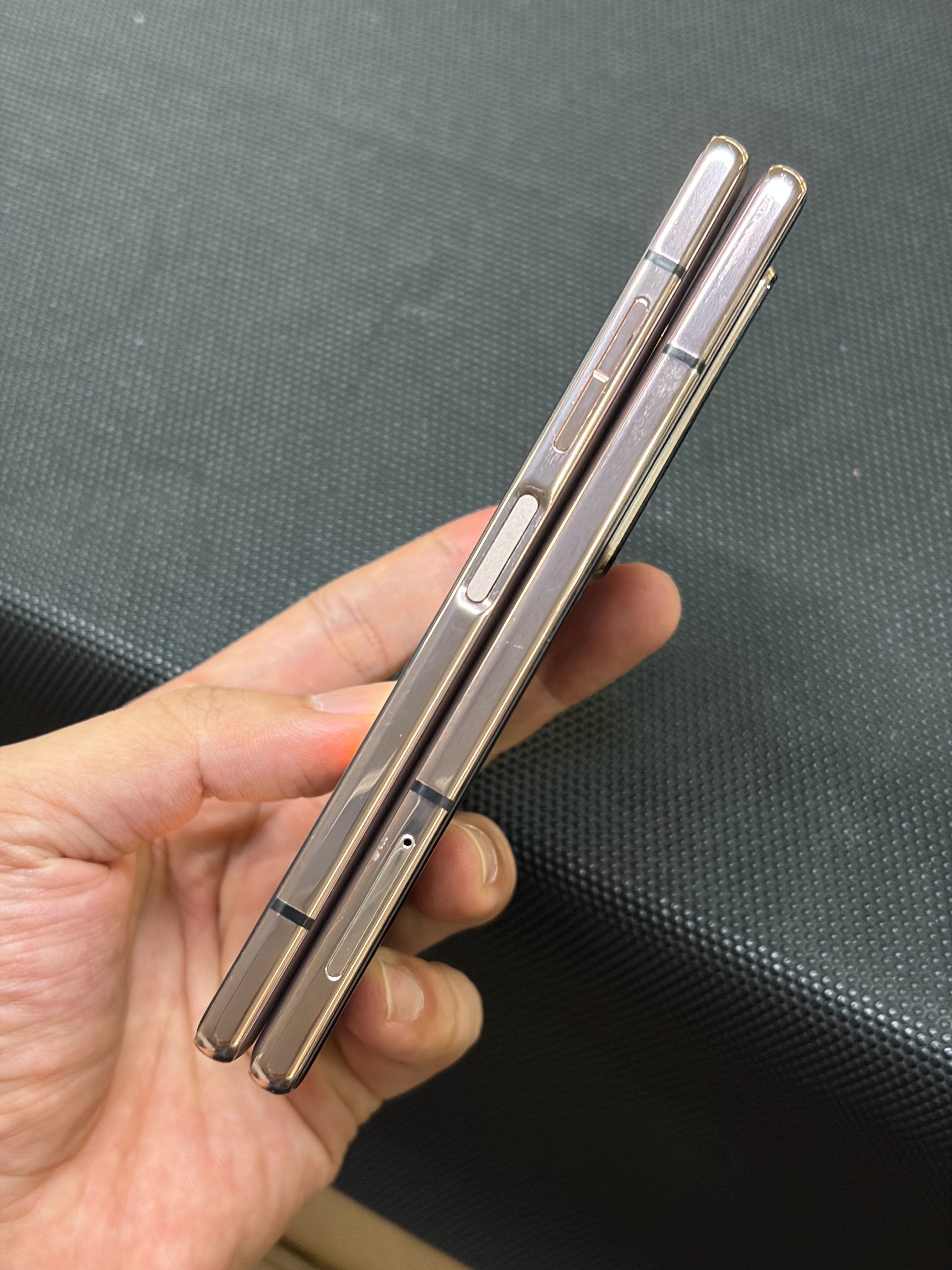 阔折叠的外折形态 
