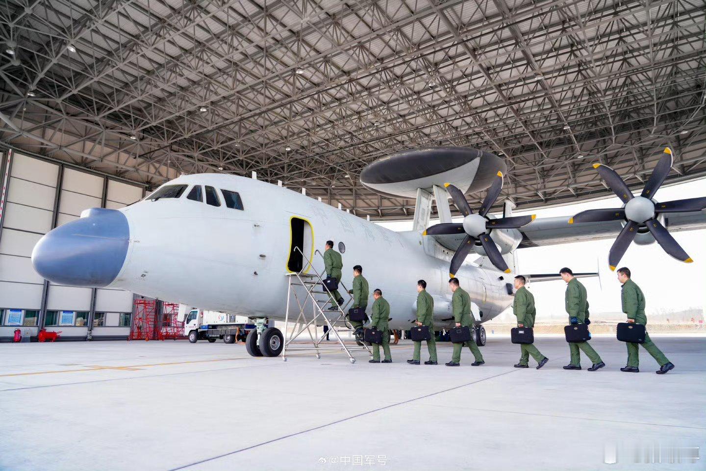 北部战区海军航空兵某部组织开展飞行训练……北航空警500亮相，图二拍得精致[go