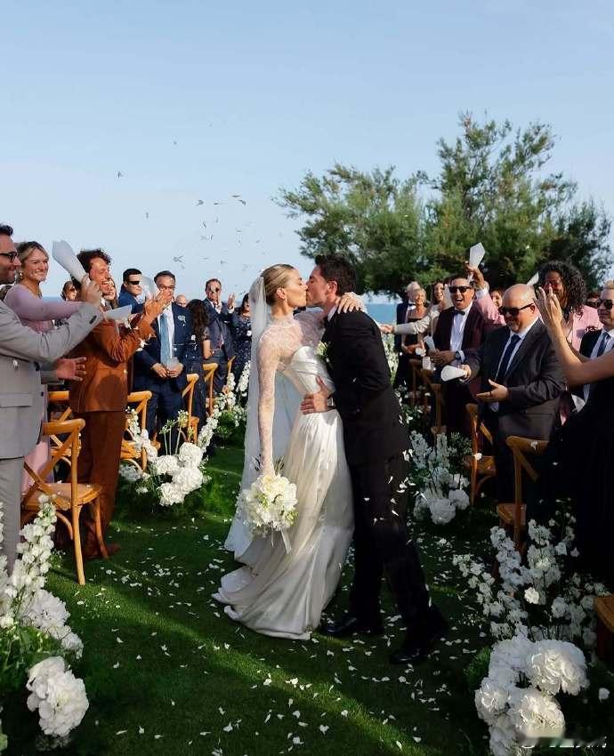 吸血鬼日记Tyler扮演者结婚吸血鬼日记Tyler扮演者和模特结婚 《吸血鬼日记