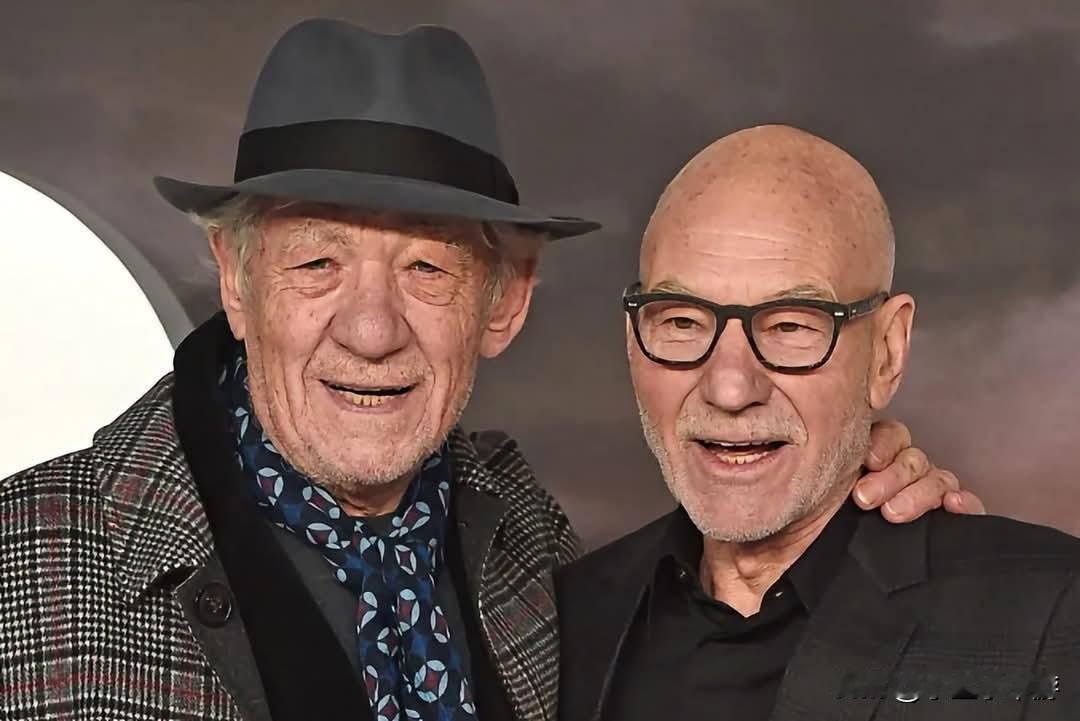 多年挚友 伊恩·麦克莱恩（Ian McKellen）在IG发文悼念 帕特里克·斯