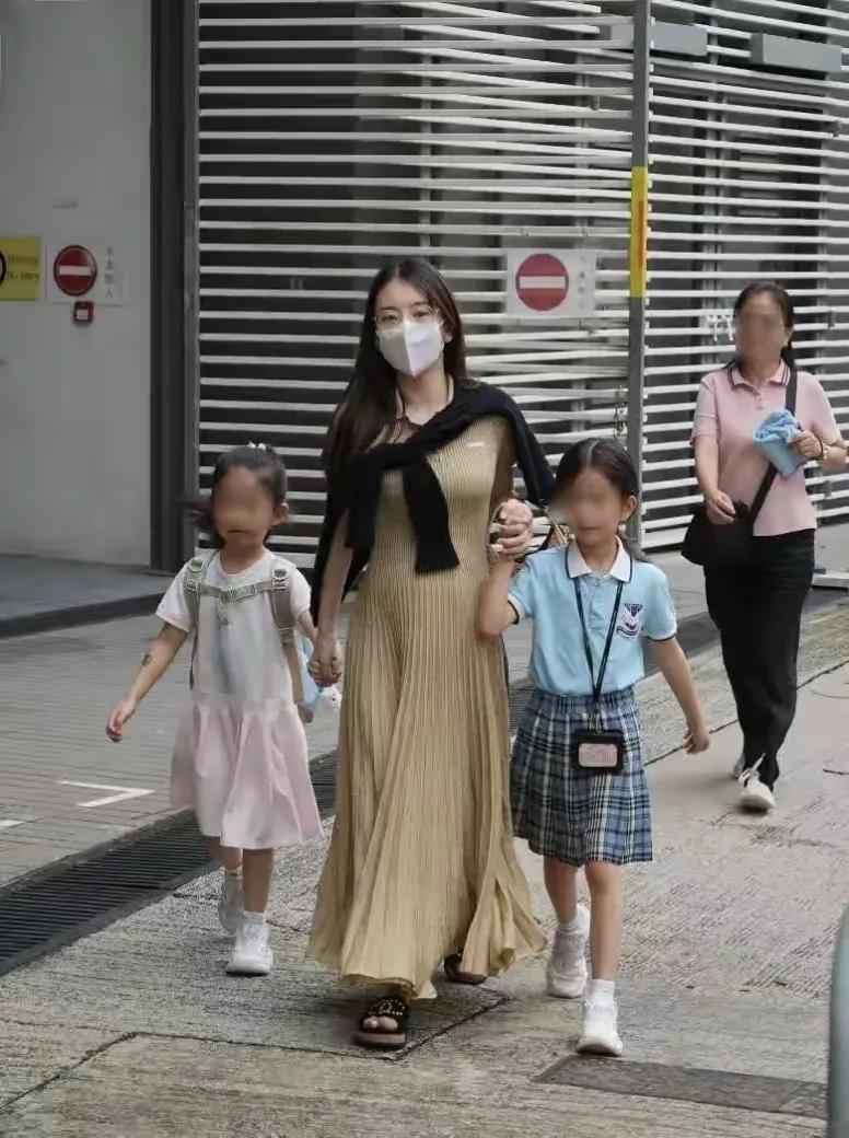 郭富城老婆方媛被拍到亲自送两个女儿到学校，她挺着八个月大的三胎孕肚，身形臃肿了好