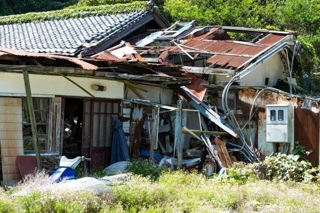 这届年轻人，已经拒绝继承遗产了！
日本现在有个怪事：老人走了，钱没人领。去年12