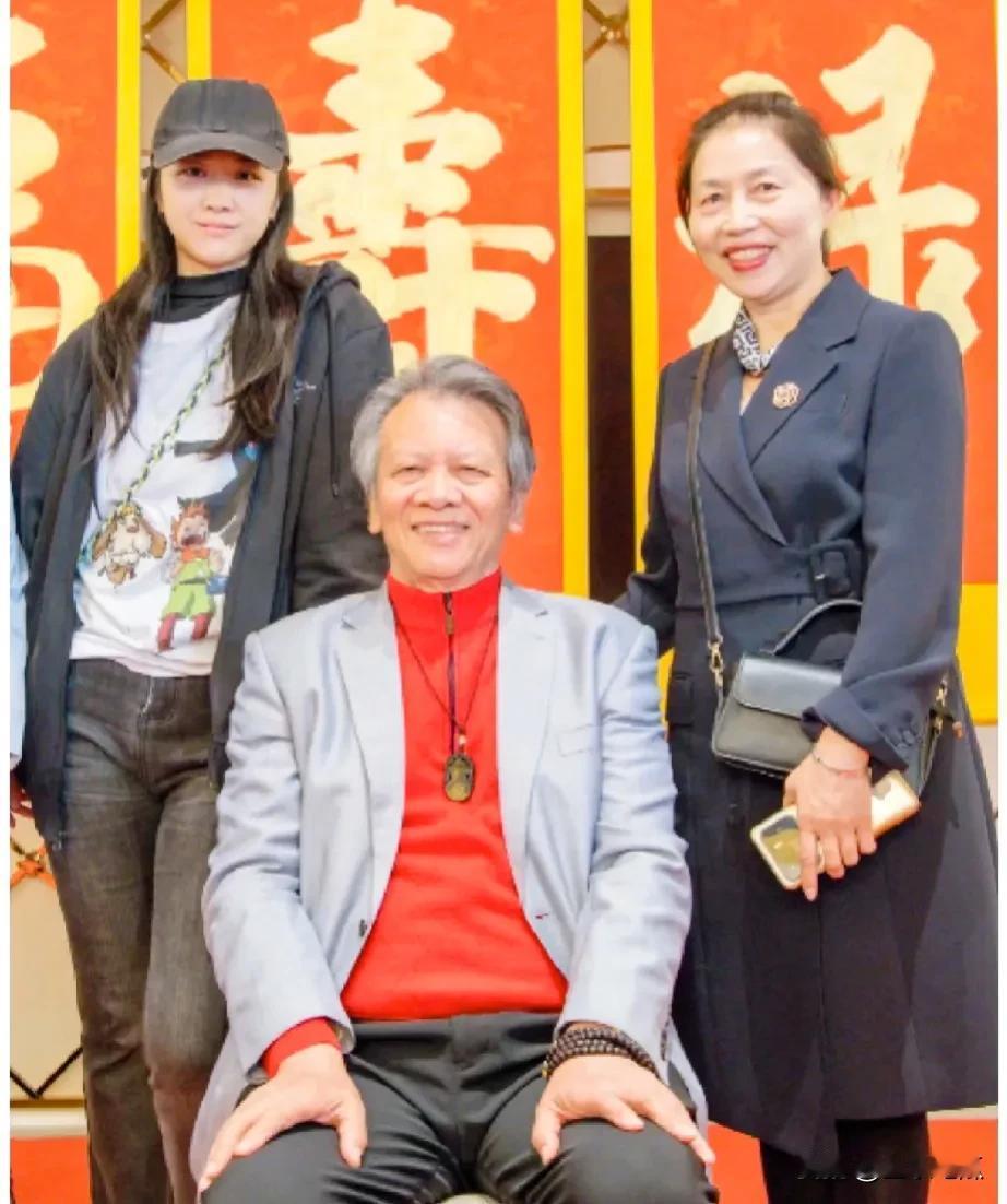 汤唯是个出了名的孝女，父亲八十大寿低调为老父亲庆寿，不摆排场，尽显做女儿的孝顺。
