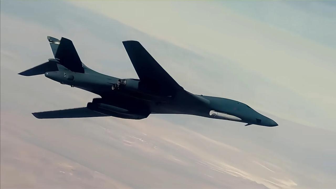 美国空军首次公开B-1B“枪骑兵”战略轰炸机挂载AGM-183高超声速导弹。这说