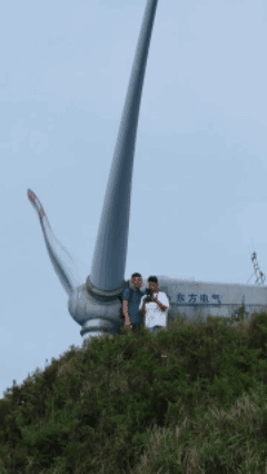 来感受一下拔地而起的大风车，68米大叶片带来的压迫感！ 巨物恐惧症都给我拍出来，