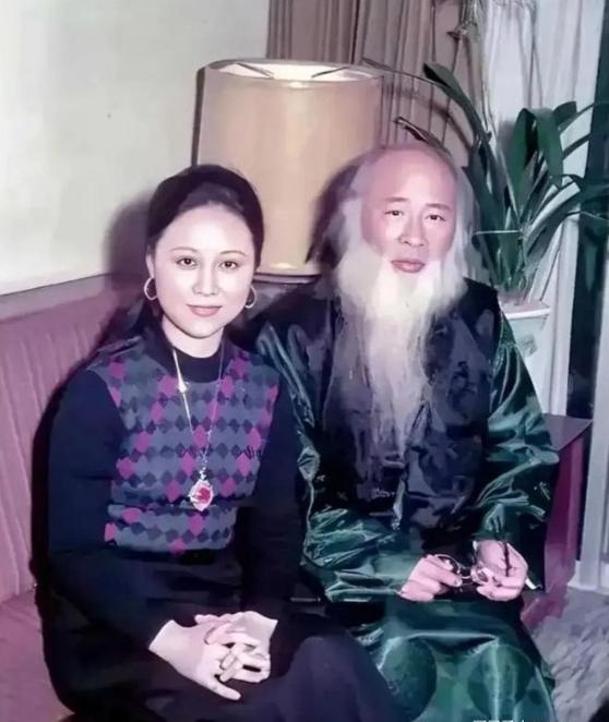 1981年，琼瑶拎着厚礼去敲张大千的门。她老公平鑫涛，眼馋老爷子部分画册的出版权